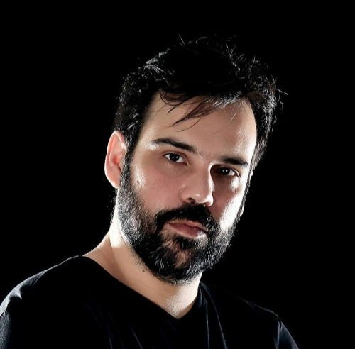 Foto de perfil de Felipe Ponzio, CEO da The Fable, com barba e camisa preta